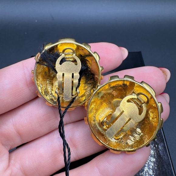 LOT 937 24K gold plated Chanel vintage clip on earrings - Picture 8 of 14